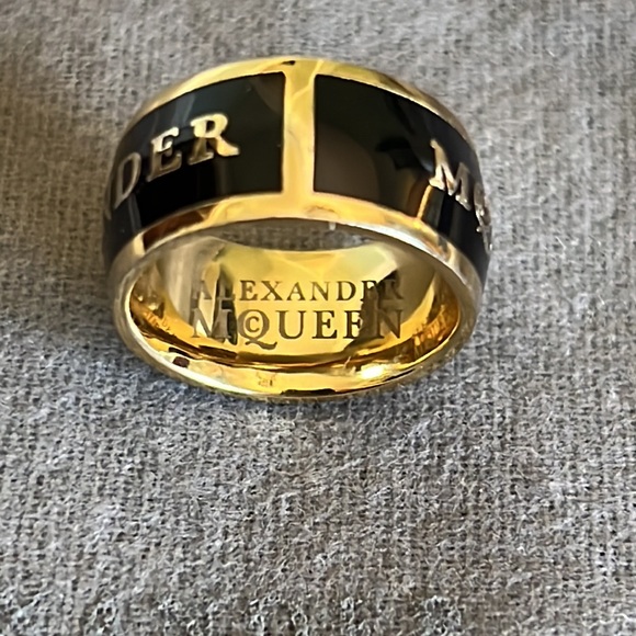 Authentic pre passing Alexander McQueen black enamel gold signature ring w/pouch - Picture 6 of 13